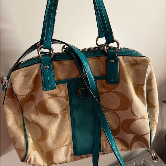 Authentic coach - Picture 1 of 3